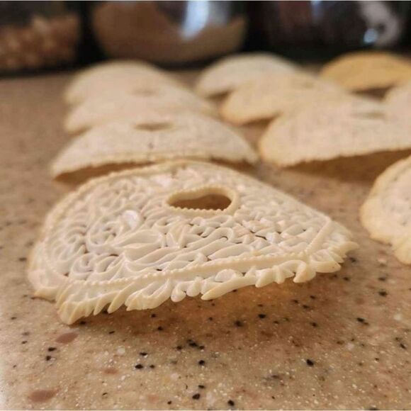 Wilton Curved Heart Filigree Cake Decorations VINTAGE - Picture 4 of 5